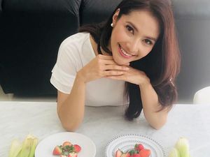 Cantiknya Awet! Ini Potret Maudy Koesnaedi Sedang Mencicip Makanan Enak