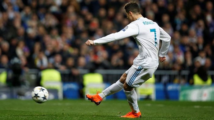 Cristiano Ronaldo mengeksekusi tendangan penalti untuk Real Madrid ke gawang PSG. (Foto: Stringer/Reuters) Cristiano Ronaldo mengeksekusi tendangan penalti untuk Real Madrid ke gawang PSG. (Foto: Stringer/Reuters)