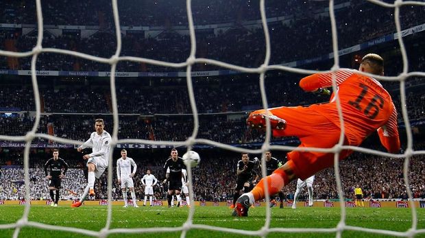 Penalti 'tendangan voli' Cristiano Ronaldo jadi pembicaraan di laga lawan Paris Saint-Germain.