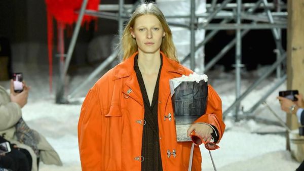 Foto: Wow! 190 Ribu Liter Popcorn Banjiri Catwalk Calvin Klein