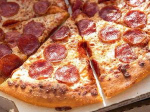 Dapat Kiriman Banyak Pizza dan Sushi Gratis, Pria Ini Justru Marah