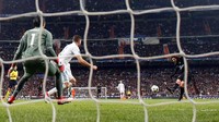 Justru PSG yang berhasil mencetak gol dan unggul lebih dulu. Adrien Rabiot tak terkawal dengan baik dan menyambar bola liar di dalam kotak penalti. (Foto: Paul Hanna/ REUTERS).