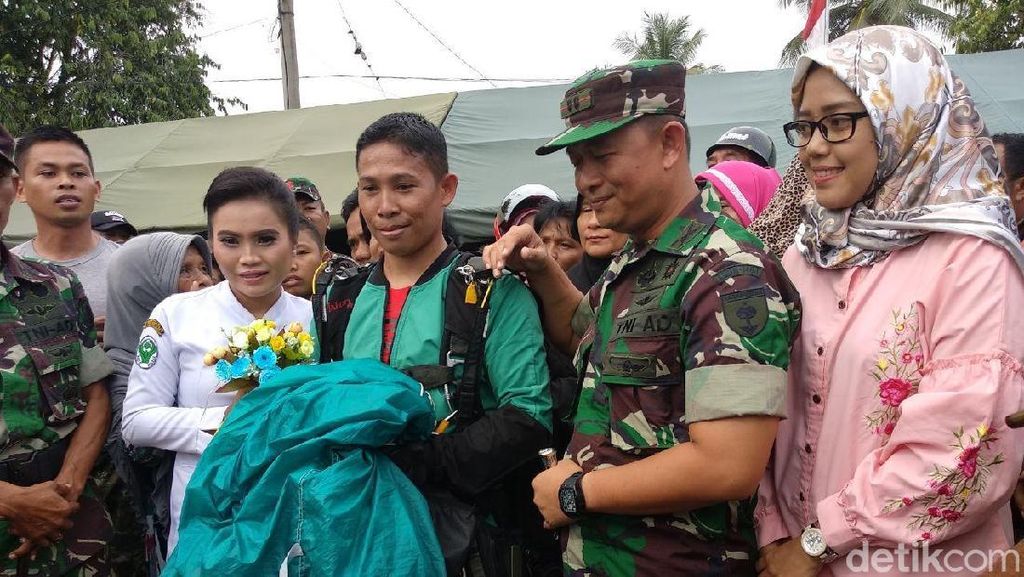 Aksi Romantis Prajurit TNI Lamar Kekasihnya Usai Terjun Payung
