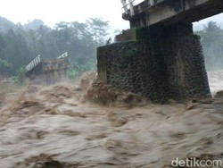 Hujan Deras Sebabkan Jembatan Putus dan Tanah Longsor di Pekalongan