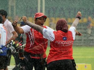 Trio Srikandi Menyelamatkan Muka Indonesia di Kala Hujan Trio Srikandi Menyelamatkan Muka Indonesia di Kala Hujan