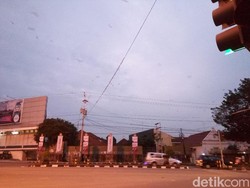 Saat Ribuan Burung Menghiasi Malam Jalanan Kota Solo