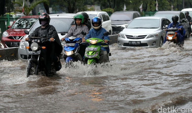 Pengendara Terobos Banjir. Foto: Agung Pambudhy