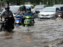 Pengalaman Naik Motor Masuk Tol karena Arteri Dikepung Banjir