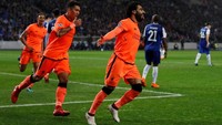 Hanya berselang empat menit, giliran Salah yang mencatatkan namanya di papan skor untuk membawa Liverpool memimpin 2-0. Skor ini bertahan hingga jeda. Foto: Matthew Childs/Action Images via Reuters