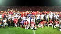 Skuat Bali United berpesta usai mengalahkan Sriwijaya FC dan meraih tiket final piala presiden 2018. Foto: dok. Piala Presiden 2018