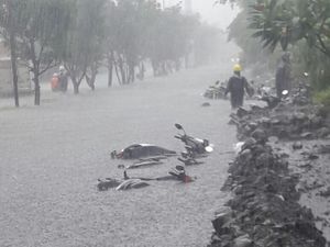 Sempat Hampir Rendam Motor, Banjir di Pulogadung Sudah Surut