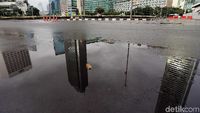 Foto: Jalan Lengang Hingga Cuaca Mendung Menyelimuti Kota Jakarta