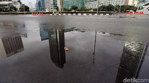 Foto: Jalan Lengang Hingga Cuaca Mendung Menyelimuti Kota Jakarta