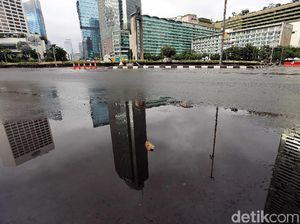 Foto: Jalan Lengang Hingga Cuaca Mendung Menyelimuti Kota Jakarta