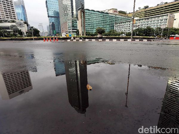 Foto: Jalan Lengang Hingga Cuaca Mendung Menyelimuti Kota Jakarta
