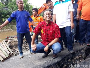 Anies Pakai Pendekatan Natural untuk Perbaiki Jalan Retak Kp Berlan Anies Pakai Pendekatan Natural untuk Perbaiki Jalan Retak Kp Berlan