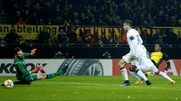 Di masa injury time, Batshuayi mendapatkan peluang dan tak menyianyiakannya. Pemain 24 tahun itu menuntaskannya jadi gol dan memastikan Dortmund menang 3-2. (Foto: Leon Kuegeler/REUTERS)
