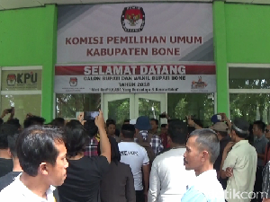 Kantor KPUD Bone Digeruduk Massa Pendukung Umar-Madeng