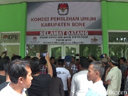 Kantor KPUD Bone Digeruduk Massa Pendukung Umar-Madeng
