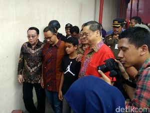 Imlek, Anies Ajak Anaknya ke Vihara di Petak Sembilan