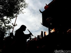 Pengeluh Volume Azan Dibui 18 Bulan, Bagaimana Perusak Vihara?