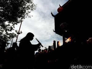 Pengeluh Volume Azan Dibui 18 Bulan, Bagaimana Perusak Vihara? Pengeluh Volume Azan Dibui 18 Bulan, Bagaimana Perusak Vihara?