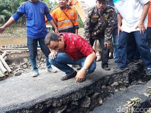 Anies Tinjau Retakan Jalan di Kampung Berlan Anies Tinjau Retakan Jalan di Kampung Berlan