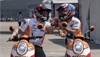 Marquez dan Pedrosa Cek Sirkuit Buriram Pakai Scoopy