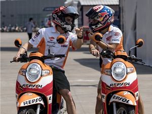 Marquez dan Pedrosa Cek Sirkuit Buriram Pakai Scoopy