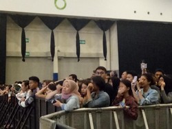 Pembatalan Konser Paramore Diumumkan di Panggung, Penggemar Menangis