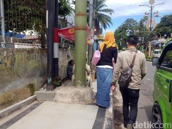 Tiang Reklame Blokade Trotoar Ramah Difabel di Jalan Renata