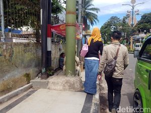Tiang Reklame Blokade Trotoar Ramah Difabel di Jalan Renata Tiang Reklame Blokade Trotoar Ramah Difabel di Jalan Renata
