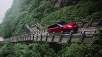 Range Rover Posting Ulang Nanjak 999 Anak Tangga dengan Mudah, di Tempat Chery Gagal