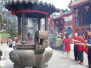 Umat Konghucu di Bandung Khuysuk Ibadah Imlek