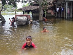 Libur Sekolah, Anak-anak Korban Banjir di Demak Malah Bermain Air