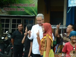 Cagub Ganjar Mulai Berfoto dengan Gaya Satu Jari