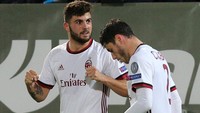 Cutrone membuka keunggulan Milan lewat sundulannya pada menit ke-45. Foto: Stoyan Nenov/Reuters