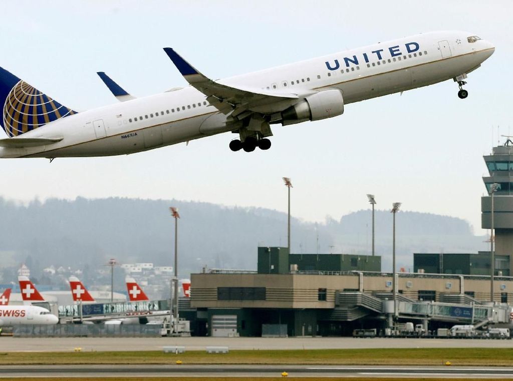 Ada Penumpang Terjebak di Toilet, Penerbangan United Airlines Dialihkan