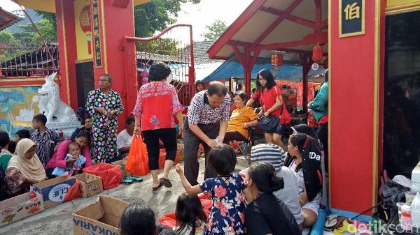 Foto: Berbagi Angpao Saat Imlek di Vihara Bahtera Bhakti Ancol