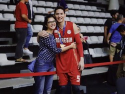 Daniel Wenas Berbaring di Pundaknya, Mikha Tambayong Disindir