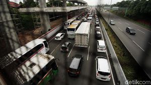 Libur Imlek, Tol Cikampek Macet Parah