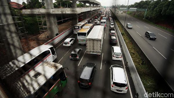 Libur Imlek, Tol Cikampek Macet Parah