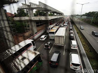 Libur Imlek, Tol Cikampek Macet Parah