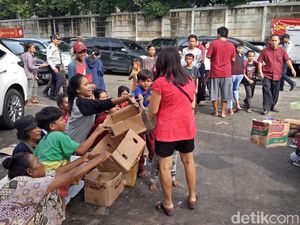 Bermodal Kardus, Warga Ramai Minta Angpao di Vihara Ancol Bermodal Kardus, Warga Ramai Minta Angpao di Vihara Ancol