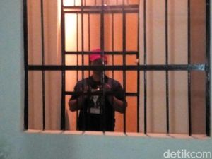 Pria yang Ngamuk Bacok 4 Tetangga Diduga Stres, Dibawa ke RSJ