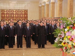 Kim Jong-Un Peringati Kelahiran Mendiang Ayahnya di Mausoleum