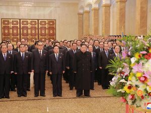 Kim Jong-Un Peringati Kelahiran Mendiang Ayahnya di Mausoleum Kim Jong-Un Peringati Kelahiran Mendiang Ayahnya di Mausoleum