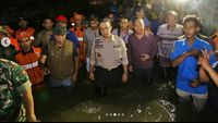 Aksi Anies Tinjau Lokasi Banjir di Cakung Jaktim