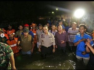 Aksi Anies Tinjau Lokasi Banjir di Cakung Jaktim