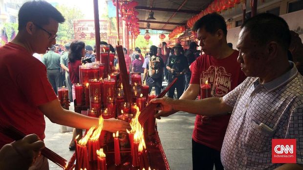 Warga Tionghoa berdoa di Wihara Dharma Bakti, Jumat (16/2).